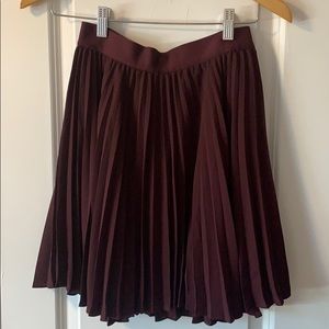 Aritzia Babaton pleated maroon skirt